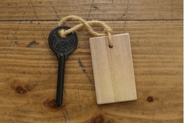 中古　美品　筑後民芸　和洋折衷なデザインが個性的で面白い縦型のキュリオケース(ガラスケース、キャビネット、ショーケース、飾り棚)(R-069976)