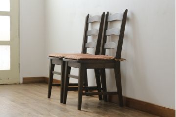 中古　美品　永田良介商店　神戸洋家具　落ち着きのあるシックな佇まいが魅力のラダー型ダイニングチェア2脚セット(食堂椅子、ラダーバックチェア、ワークチェア、板座チェア、イス)(R-069990)