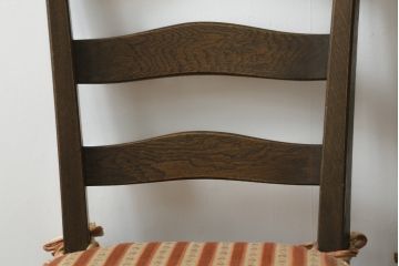 中古　美品　永田良介商店　神戸洋家具　落ち着きのあるシックな佇まいが魅力のラダー型ダイニングチェア2脚セット(食堂椅子、ラダーバックチェア、ワークチェア、板座チェア、イス)(R-069990)