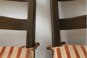 中古　美品　永田良介商店　神戸洋家具　落ち着きのあるシックな佇まいが魅力のラダー型ダイニングチェア2脚セット(食堂椅子、ラダーバックチェア、ワークチェア、板座チェア、イス)(R-069990)