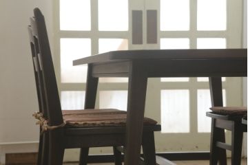 中古　美品　永田良介商店　神戸洋家具　落ち着きのあるシックな佇まいが魅力のラダー型ダイニングチェア2脚セット(食堂椅子、ラダーバックチェア、ワークチェア、板座チェア、イス)(R-069990)