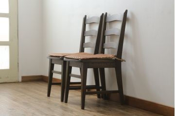 中古　美品　永田良介商店　神戸洋家具　落ち着きのあるシックな佇まいが魅力のラダー型ダイニングチェア2脚セット(食堂椅子、ラダーバックチェア、ワークチェア、板座チェア、イス)(R-069991)