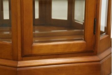 中古　横浜クラシック家具　ダニエル(Daniel)　アーリーアメリカン　A-214　温かみのある空間を演出するガラスケース(飾り棚、キュリオケース、コレクションケース、キャビネット)(定価約67万円)(R-069992)