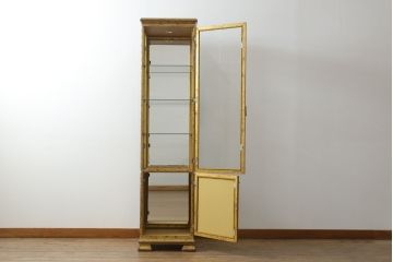 中古　美品　三面ガラス　ゴブラン織りが素敵なアンティーク調の縦型高級キュリオケース(飾り棚、ガラスケース、コレクションケース、キャビネット)(R-069993)