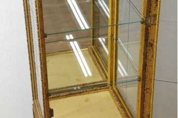 中古　美品　三面ガラス　ゴブラン織りが素敵なアンティーク調の縦型高級キュリオケース(飾り棚、ガラスケース、コレクションケース、キャビネット)(R-069993)