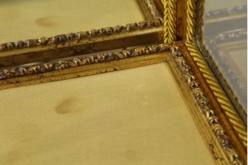 中古　美品　三面ガラス　ゴブラン織りが素敵なアンティーク調の縦型高級キュリオケース(飾り棚、ガラスケース、コレクションケース、キャビネット)(R-069993)