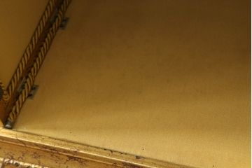 中古　美品　三面ガラス　ゴブラン織りが素敵なアンティーク調の縦型高級キュリオケース(飾り棚、ガラスケース、コレクションケース、キャビネット)(R-069993)