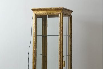 中古　美品　三面ガラス　ゴブラン織りが素敵なアンティーク調の縦型高級キュリオケース(飾り棚、ガラスケース、コレクションケース、キャビネット)(R-069993)