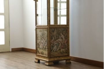 中古　美品　三面ガラス　ゴブラン織りが素敵なアンティーク調の縦型高級キュリオケース(飾り棚、ガラスケース、コレクションケース、キャビネット)(R-069993)