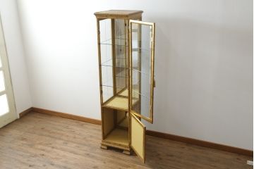 中古　美品　三面ガラス　ゴブラン織りが素敵なアンティーク調の縦型高級キュリオケース(飾り棚、ガラスケース、コレクションケース、キャビネット)(R-069993)
