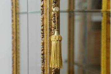 中古　美品　三面ガラス　ゴブラン織りが素敵なアンティーク調の縦型高級キュリオケース(飾り棚、ガラスケース、コレクションケース、キャビネット)(R-069993)