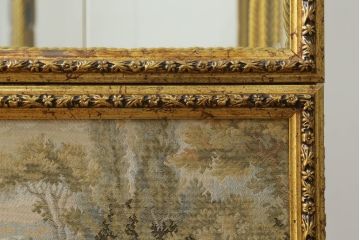 中古　美品　三面ガラス　ゴブラン織りが素敵なアンティーク調の縦型高級キュリオケース(飾り棚、ガラスケース、コレクションケース、キャビネット)(R-069993)