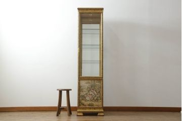 中古　美品　三面ガラス　ゴブラン織りが素敵なアンティーク調の縦型高級キュリオケース(飾り棚、ガラスケース、コレクションケース、キャビネット)(R-069993)