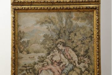 中古　美品　三面ガラス　ゴブラン織りが素敵なアンティーク調の縦型高級キュリオケース(飾り棚、ガラスケース、コレクションケース、キャビネット)(R-069993)