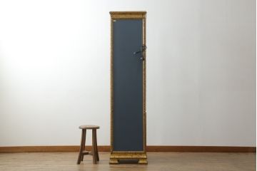 中古　美品　三面ガラス　ゴブラン織りが素敵なアンティーク調の縦型高級キュリオケース(飾り棚、ガラスケース、コレクションケース、キャビネット)(R-069993)