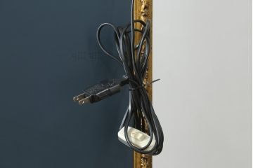 中古　美品　三面ガラス　ゴブラン織りが素敵なアンティーク調の縦型高級キュリオケース(飾り棚、ガラスケース、コレクションケース、キャビネット)(R-069993)