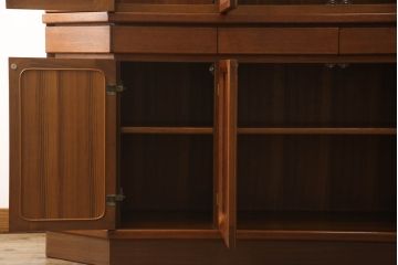 和製ビンテージ　希少品　ナショナル(National)家具製作所　チーク材　クラシックな佇まいが魅力の照明付き二段重ねキャビネット(収納棚、飾り棚、戸棚、食器棚、カップボード、ヴィンテージ)(R-069996)