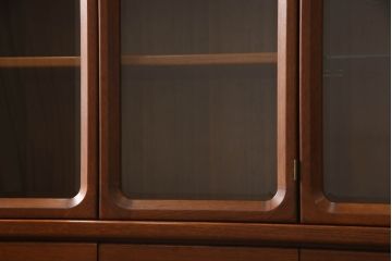 和製ビンテージ　希少品　ナショナル(National)家具製作所　チーク材　クラシックな佇まいが魅力の照明付き二段重ねキャビネット(収納棚、飾り棚、戸棚、食器棚、カップボード、ヴィンテージ)(R-069996)