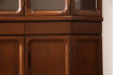 和製ビンテージ　希少品　ナショナル(National)家具製作所　チーク材　クラシックな佇まいが魅力の照明付き二段重ねキャビネット(収納棚、飾り棚、戸棚、食器棚、カップボード、ヴィンテージ)(R-069996)