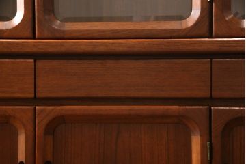 和製ビンテージ　希少品　ナショナル(National)家具製作所　チーク材　クラシックな佇まいが魅力の照明付き二段重ねキャビネット(収納棚、飾り棚、戸棚、食器棚、カップボード、ヴィンテージ)(R-069996)