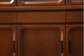 和製ビンテージ　希少品　ナショナル(National)家具製作所　チーク材　クラシックな佇まいが魅力の照明付き二段重ねキャビネット(収納棚、飾り棚、戸棚、食器棚、カップボード、ヴィンテージ)(R-069996)