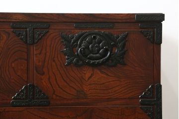 中古　岩谷堂箪笥　力強い杢目と重厚感ある金具が魅力の和箪笥(整理箪笥、衣装タンス、収納たんす、引き出し、サイドボード、サイドチェスト)(R-069997)