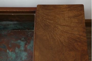 和製アンティーク　激レア　珍品　博物館クラス　特注　欅(ケヤキ)材　黒柿材　古美術　彫刻入りのクラシカルなデザインが美しい長火鉢(囲炉裏、木製火鉢)(R-069999)