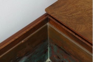 和製アンティーク　激レア　珍品　博物館クラス　特注　欅(ケヤキ)材　黒柿材　古美術　彫刻入りのクラシカルなデザインが美しい長火鉢(囲炉裏、木製火鉢)(R-069999)
