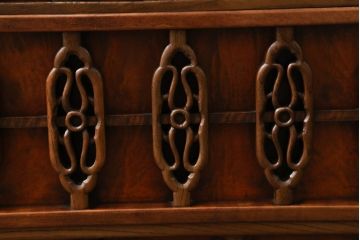 和製アンティーク　激レア　珍品　博物館クラス　特注　欅(ケヤキ)材　黒柿材　古美術　彫刻入りのクラシカルなデザインが美しい長火鉢(囲炉裏、木製火鉢)(R-069999)