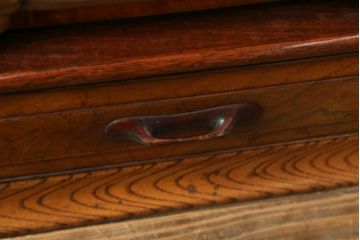 和製アンティーク　激レア　珍品　博物館クラス　特注　欅(ケヤキ)材　黒柿材　古美術　彫刻入りのクラシカルなデザインが美しい長火鉢(囲炉裏、木製火鉢)(R-069999)