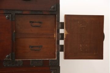 和製アンティーク　前面欅(ケヤキ)材　漆塗り　蝶覆輪(ちょうふくりん)金具が優美な二段重ね会津箪笥(時代箪笥、和タンス、衣装たんす、収納タンス、引き出し)(R-070001)