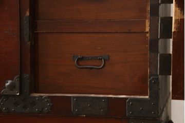 和製アンティーク　前面欅(ケヤキ)材　漆塗り　蝶覆輪(ちょうふくりん)金具が優美な二段重ね会津箪笥(時代箪笥、和タンス、衣装たんす、収納タンス、引き出し)(R-070001)