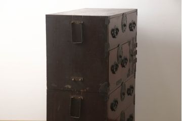 和製アンティーク　前面欅(ケヤキ)材　漆塗り　蝶覆輪(ちょうふくりん)金具が優美な二段重ね会津箪笥(時代箪笥、和タンス、衣装たんす、収納タンス、引き出し)(R-070001)