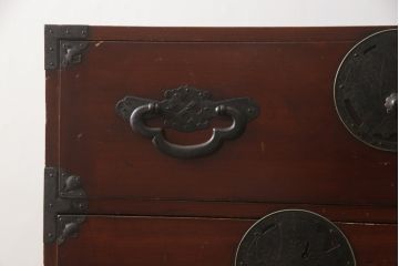 和製アンティーク　前面欅(ケヤキ)材　漆塗り　蝶覆輪(ちょうふくりん)金具が優美な二段重ね会津箪笥(時代箪笥、和タンス、衣装たんす、収納タンス、引き出し)(R-070001)