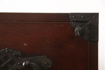 和製アンティーク　前面欅(ケヤキ)材　漆塗り　蝶覆輪(ちょうふくりん)金具が優美な二段重ね会津箪笥(時代箪笥、和タンス、衣装たんす、収納タンス、引き出し)(R-070001)