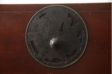 和製アンティーク　前面欅(ケヤキ)材　漆塗り　蝶覆輪(ちょうふくりん)金具が優美な二段重ね会津箪笥(時代箪笥、和タンス、衣装たんす、収納タンス、引き出し)(R-070001)