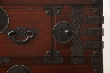 和製アンティーク　前面欅(ケヤキ)材　漆塗り　蝶覆輪(ちょうふくりん)金具が優美な二段重ね会津箪笥(時代箪笥、和タンス、衣装たんす、収納タンス、引き出し)(R-070001)