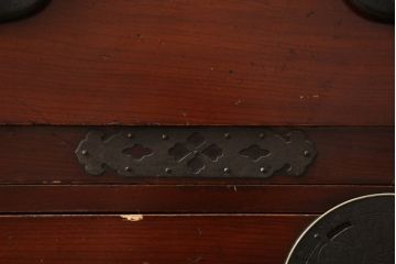 和製アンティーク　前面欅(ケヤキ)材　漆塗り　蝶覆輪(ちょうふくりん)金具が優美な二段重ね会津箪笥(時代箪笥、和タンス、衣装たんす、収納タンス、引き出し)(R-070001)