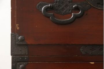 和製アンティーク　前面欅(ケヤキ)材　漆塗り　蝶覆輪(ちょうふくりん)金具が優美な二段重ね会津箪笥(時代箪笥、和タンス、衣装たんす、収納タンス、引き出し)(R-070001)