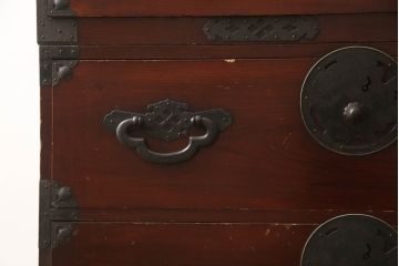 和製アンティーク　前面欅(ケヤキ)材　漆塗り　蝶覆輪(ちょうふくりん)金具が優美な二段重ね会津箪笥(時代箪笥、和タンス、衣装たんす、収納タンス、引き出し)(R-070001)