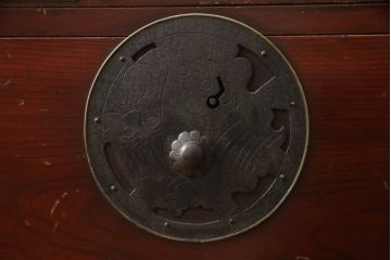 和製アンティーク　前面欅(ケヤキ)材　漆塗り　蝶覆輪(ちょうふくりん)金具が優美な二段重ね会津箪笥(時代箪笥、和タンス、衣装たんす、収納タンス、引き出し)(R-070001)