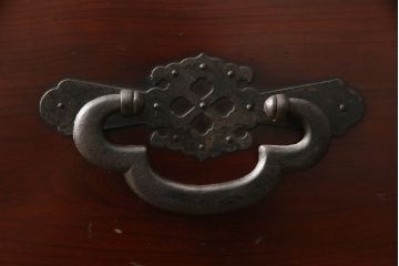和製アンティーク　前面欅(ケヤキ)材　漆塗り　蝶覆輪(ちょうふくりん)金具が優美な二段重ね会津箪笥(時代箪笥、和タンス、衣装たんす、収納タンス、引き出し)(R-070001)