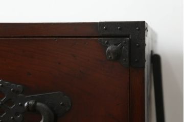 和製アンティーク　前面欅(ケヤキ)材　漆塗り　蝶覆輪(ちょうふくりん)金具が優美な会津箪笥ローボード(和たんす、時代箪笥、収納箪笥、衣装箪笥、引き出し、ローチェスト、テレビ台)(R-070002)