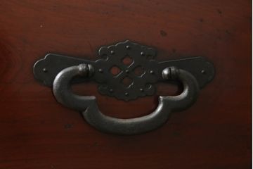 和製アンティーク　前面欅(ケヤキ)材　漆塗り　蝶覆輪(ちょうふくりん)金具が優美な会津箪笥ローボード(和たんす、時代箪笥、収納箪笥、衣装箪笥、引き出し、ローチェスト、テレビ台)(R-070002)