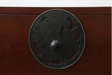 和製アンティーク　前面欅(ケヤキ)材　漆塗り　蝶覆輪(ちょうふくりん)金具が優美な会津箪笥ローボード(和たんす、時代箪笥、収納箪笥、衣装箪笥、引き出し、ローチェスト、テレビ台)(R-070002)