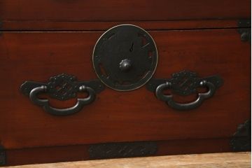 和製アンティーク　前面欅(ケヤキ)材　漆塗り　蝶覆輪(ちょうふくりん)金具が優美な会津箪笥ローボード(和たんす、時代箪笥、収納箪笥、衣装箪笥、引き出し、ローチェスト、テレビ台)(R-070002)