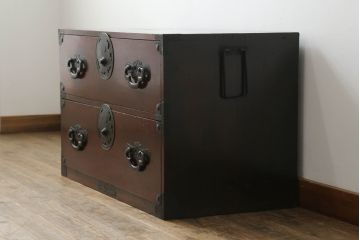 和製アンティーク　前面欅(ケヤキ)材　漆塗り　蝶覆輪(ちょうふくりん)金具が優美な会津箪笥ローボード(和たんす、時代箪笥、収納箪笥、衣装箪笥、引き出し、ローチェスト、テレビ台)(R-070003)