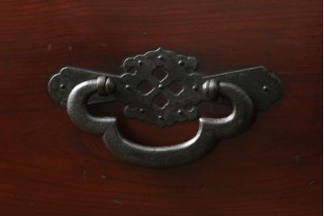 和製アンティーク　前面欅(ケヤキ)材　漆塗り　蝶覆輪(ちょうふくりん)金具が優美な会津箪笥ローボード(和たんす、時代箪笥、収納箪笥、衣装箪笥、引き出し、ローチェスト、テレビ台)(R-070003)