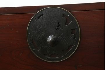 和製アンティーク　前面欅(ケヤキ)材　漆塗り　蝶覆輪(ちょうふくりん)金具が優美な会津箪笥ローボード(和たんす、時代箪笥、収納箪笥、衣装箪笥、引き出し、ローチェスト、テレビ台)(R-070003)