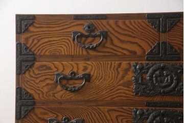 中古　岩谷堂箪笥　存在感のある金具と迫力のある杢目が目を惹く二段重ね衣装箪笥(和タンス、収納箪笥、整理箪笥、引き出し、チェスト、上下バラ売り可能)(R-070004)